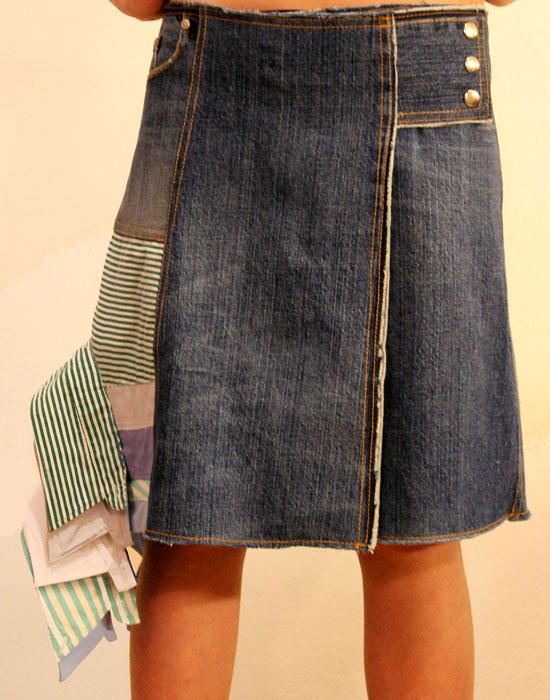 Skirt with collars on side